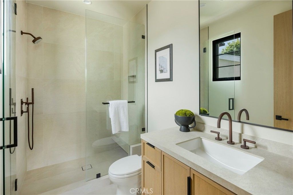 Image 30 of property listing at 4245 Bellaire Avenue, Studio City, CA 91604