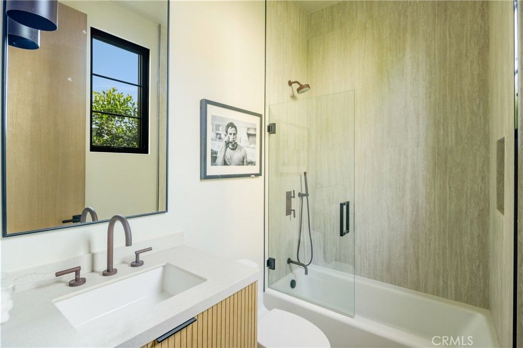 Image 32 of property listing at 4245 Bellaire Avenue, Studio City, CA 91604