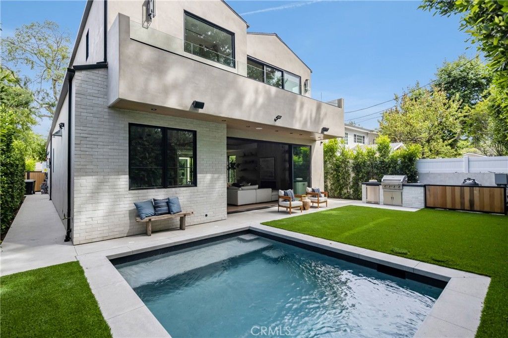 Image 33 of property listing at 4245 Bellaire Avenue, Studio City, CA 91604