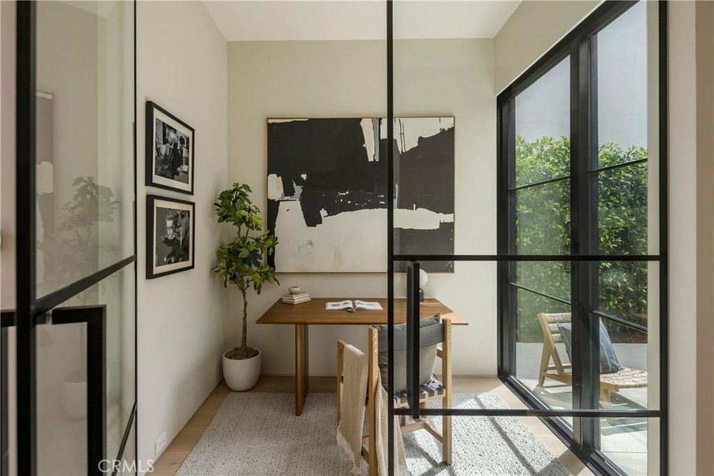 Image 4 of property listing at 4245 Bellaire Avenue, Studio City, CA 91604