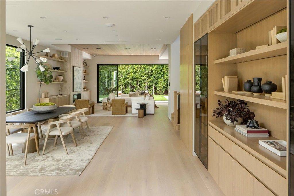 Image 5 of property listing at 4245 Bellaire Avenue, Studio City, CA 91604