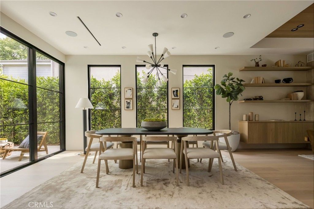 Image 7 of property listing at 4245 Bellaire Avenue, Studio City, CA 91604