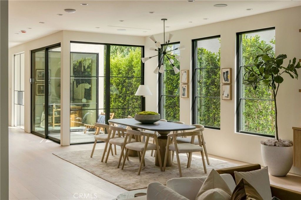 Image 8 of property listing at 4245 Bellaire Avenue, Studio City, CA 91604