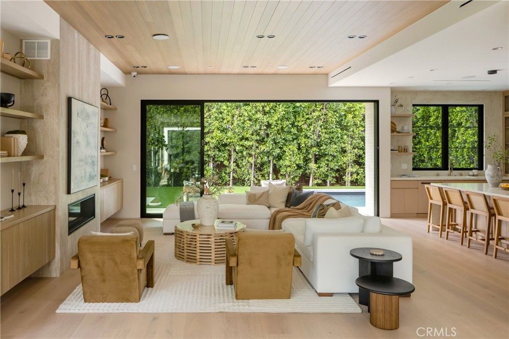 Image 9 of property listing at 4245 Bellaire Avenue, Studio City, CA 91604