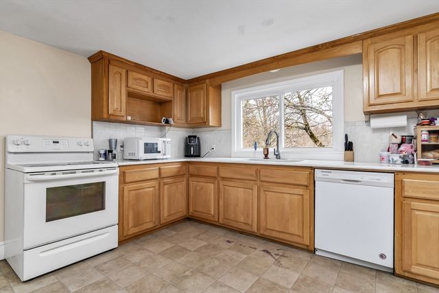 396 Oak St, Methuen, MA 01844