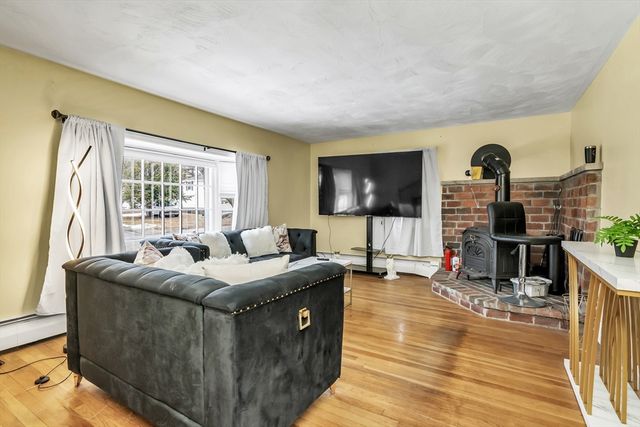 396 Oak St, Methuen, MA 01844