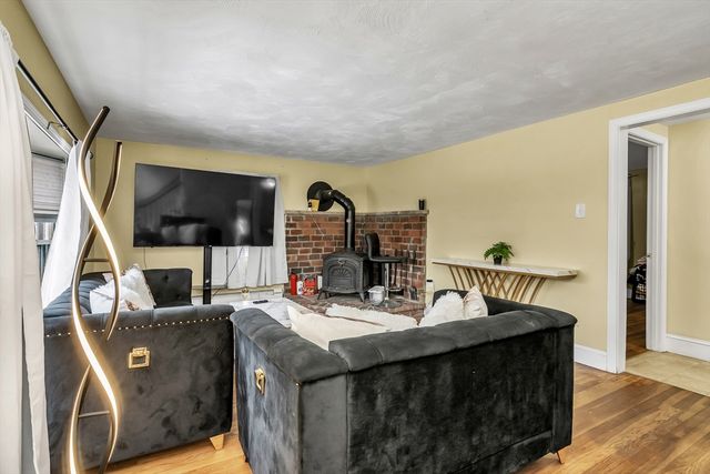 396 Oak St, Methuen, MA 01844