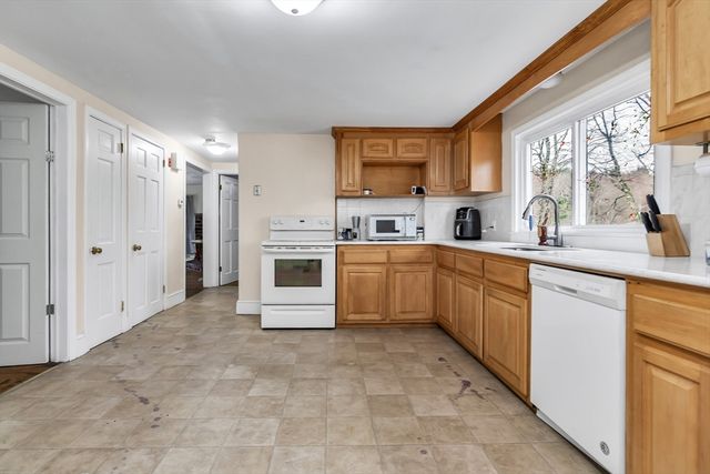 396 Oak St, Methuen, MA 01844