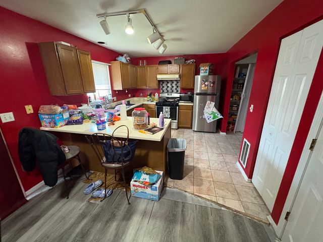 1896 Windsor Court, Gurnee, IL 60031