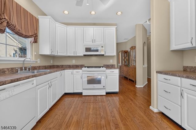 32 Daulton Dr, Franklin Twp., NJ 08873