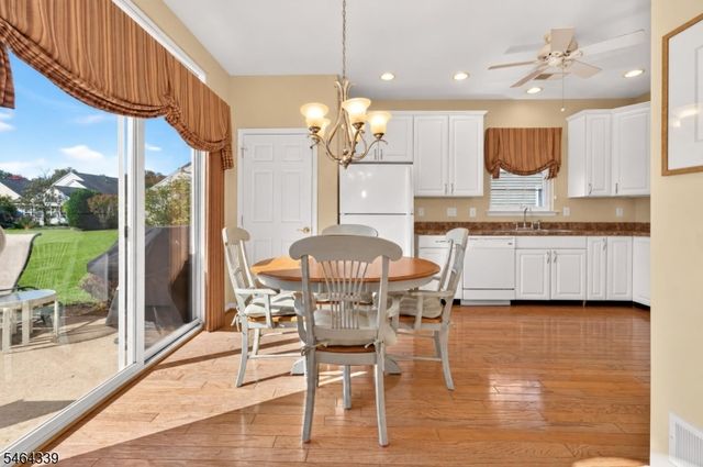 32 Daulton Dr, Franklin Twp., NJ 08873