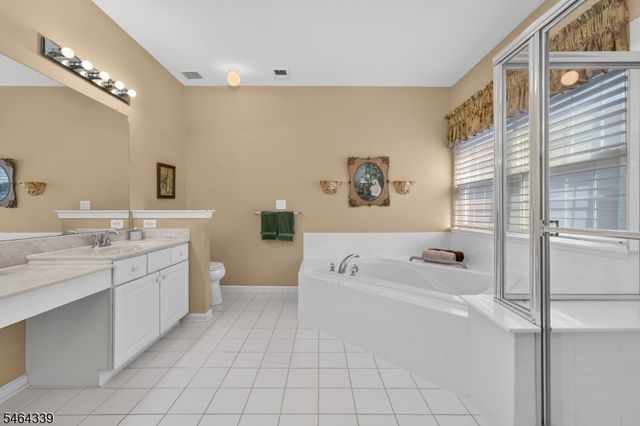32 Daulton Dr, Franklin Twp., NJ 08873