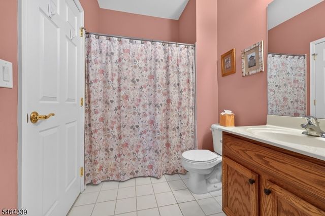 32 Daulton Dr, Franklin Twp., NJ 08873