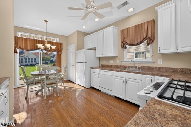 32 Daulton Dr, Franklin Twp., NJ 08873