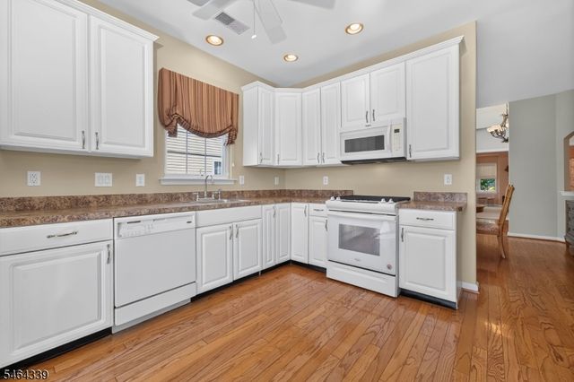 32 Daulton Dr, Franklin Twp., NJ 08873