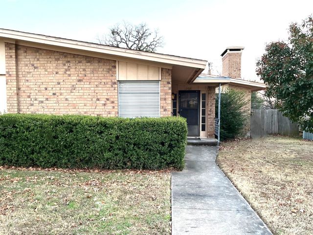 1202 W Munson Street, Denison, TX 75020