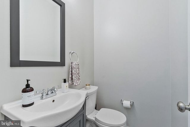 6547 CREEK RUN DR, Centreville, VA 20121