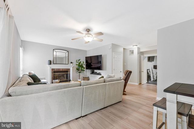 6547 CREEK RUN DR, Centreville, VA 20121