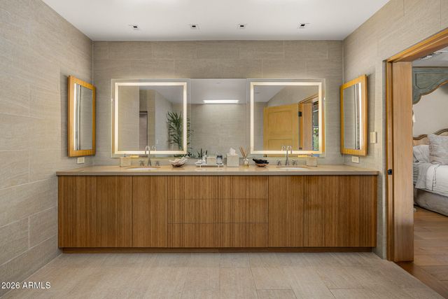 5721 N CASA BLANCA Drive, Paradise Valley, AZ 85253
