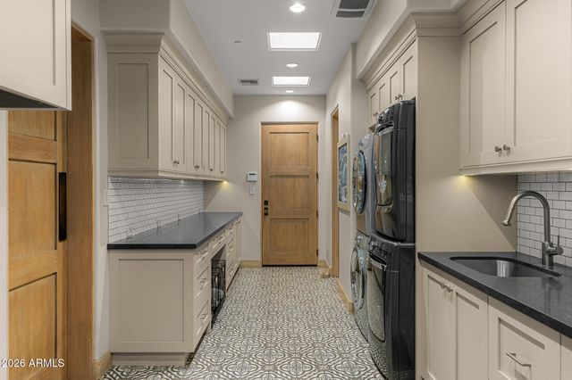 5721 N CASA BLANCA Drive, Paradise Valley, AZ 85253