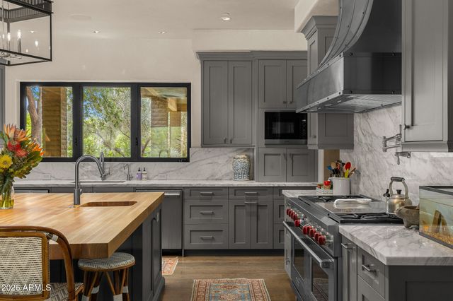 5721 N CASA BLANCA Drive, Paradise Valley, AZ 85253