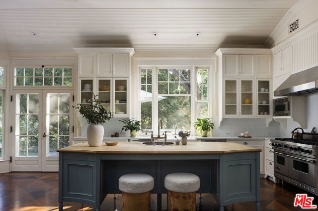 2041 Mandeville Canyon Road, Los Angeles, CA 90049