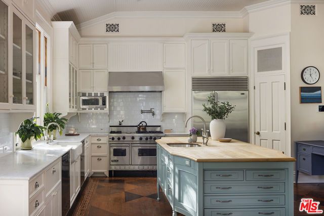 2041 Mandeville Canyon Road, Los Angeles, CA 90049