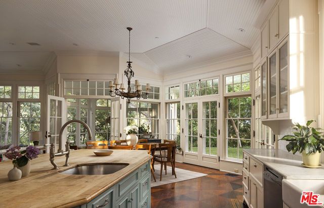 2041 Mandeville Canyon Road, Los Angeles, CA 90049