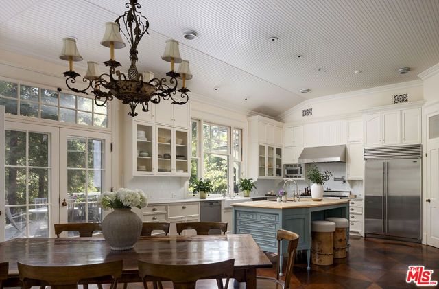 2041 Mandeville Canyon Road, Los Angeles, CA 90049