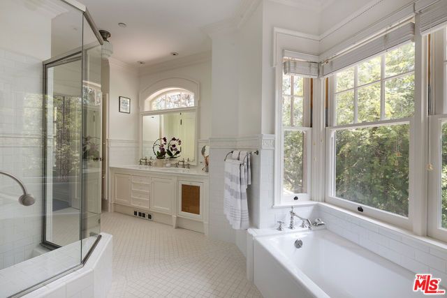 2041 Mandeville Canyon Road, Los Angeles, CA 90049