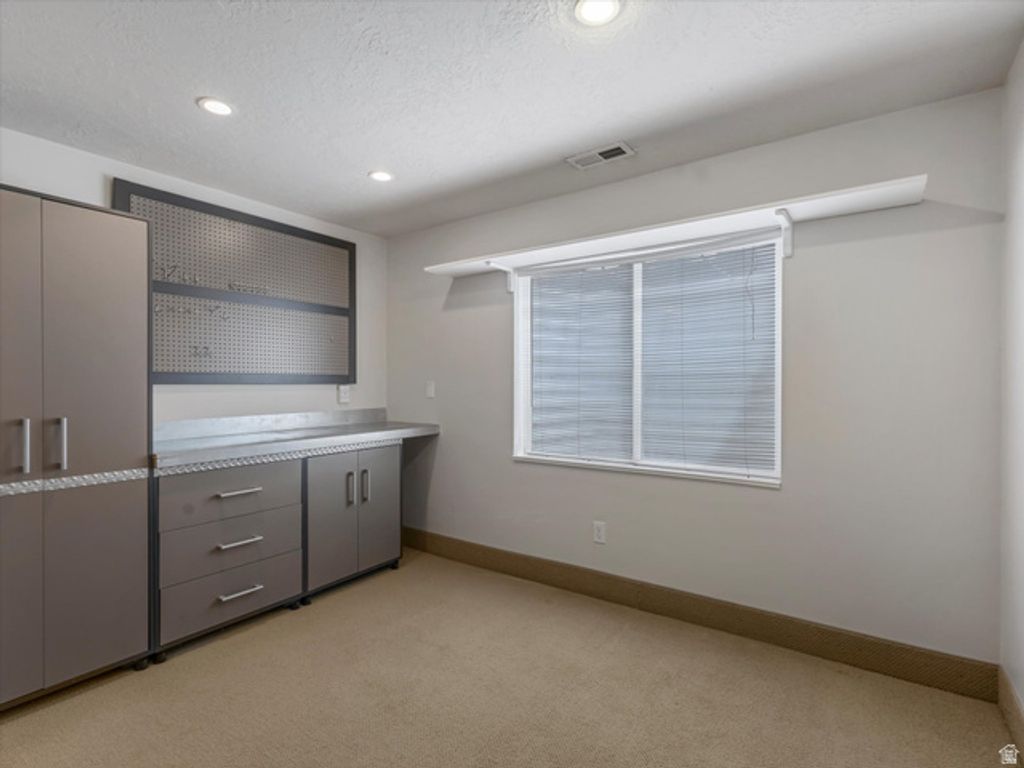 Image 30 of property listing at 2943 W CURRENT CREEK DR, South Jordan, UT 84095