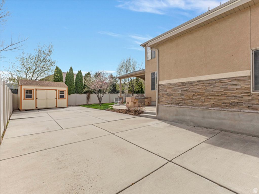Image 36 of property listing at 2943 W CURRENT CREEK DR, South Jordan, UT 84095
