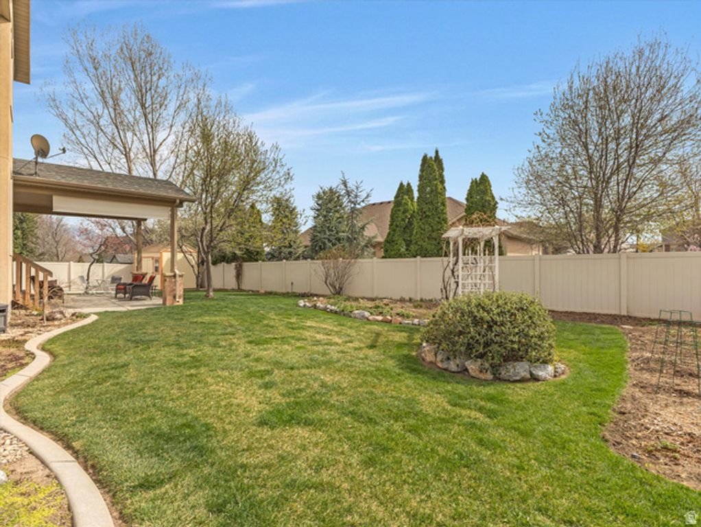 Image 39 of property listing at 2943 W CURRENT CREEK DR, South Jordan, UT 84095