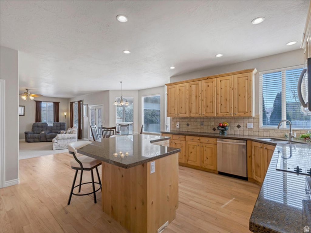 Image 5 of property listing at 2943 W CURRENT CREEK DR, South Jordan, UT 84095