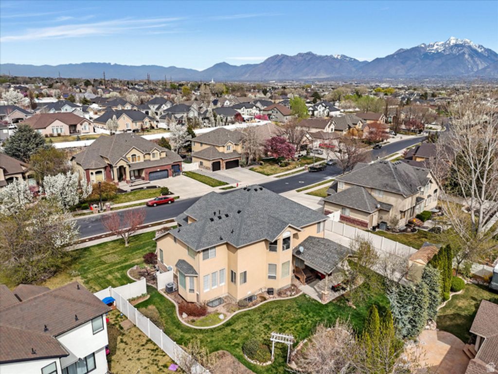 Image 42 of property listing at 2943 W CURRENT CREEK DR, South Jordan, UT 84095