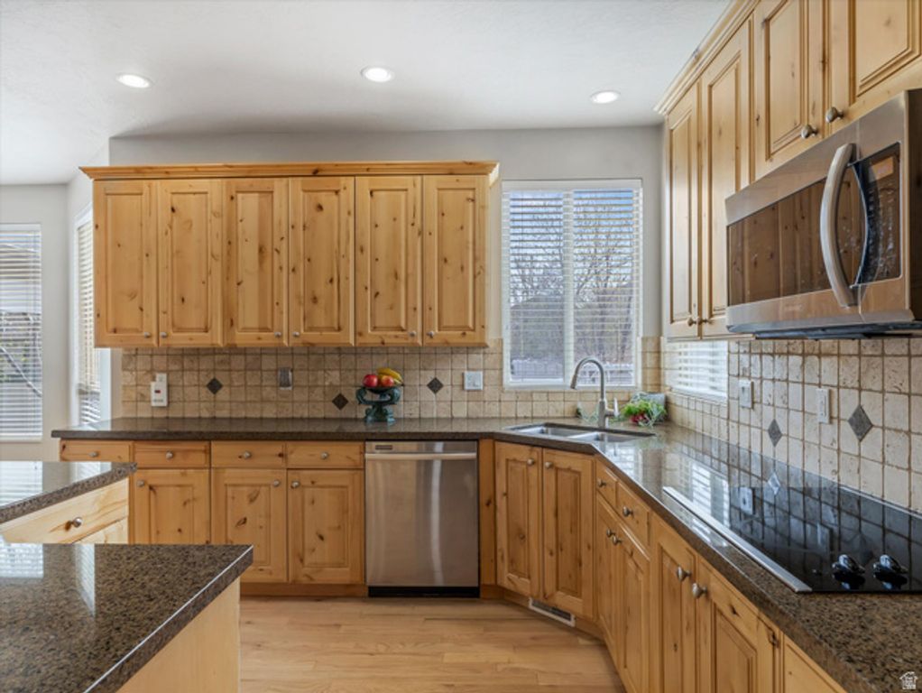 Image 6 of property listing at 2943 W CURRENT CREEK DR, South Jordan, UT 84095