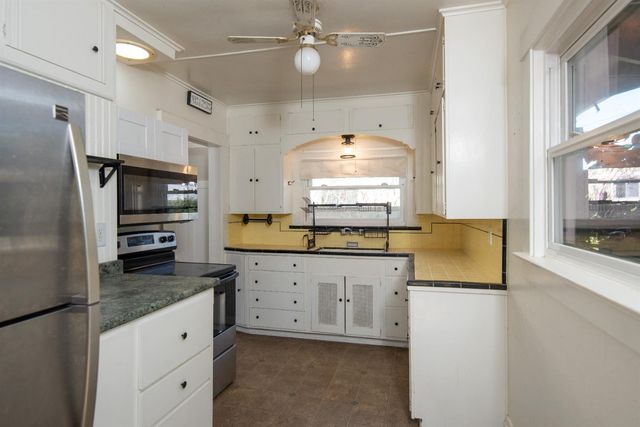 349 Laurel Ave, Oakdale, CA 95361