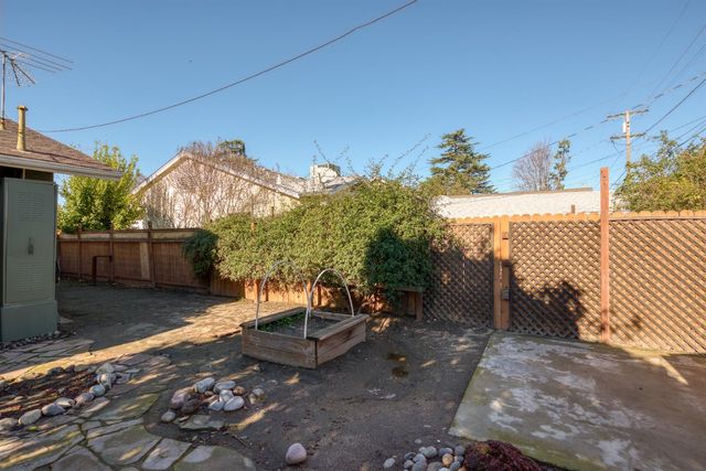 349 Laurel Ave, Oakdale, CA 95361