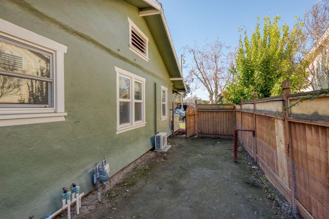 349 Laurel Ave, Oakdale, CA 95361