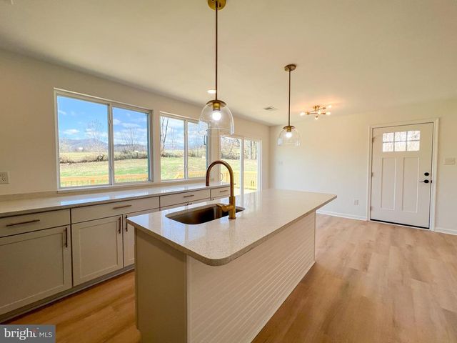 22 HOPEWELL LN, Sperryville, VA 22740