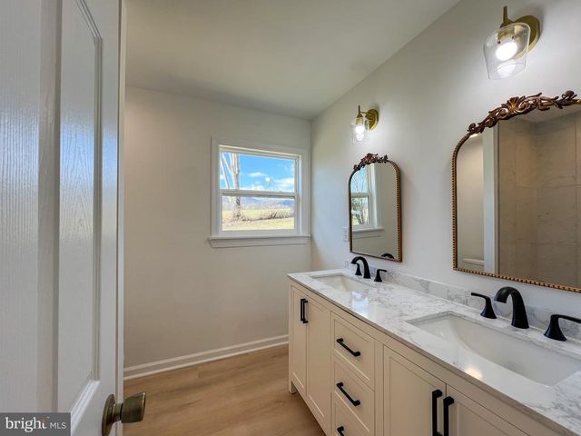 22 HOPEWELL LN, Sperryville, VA 22740