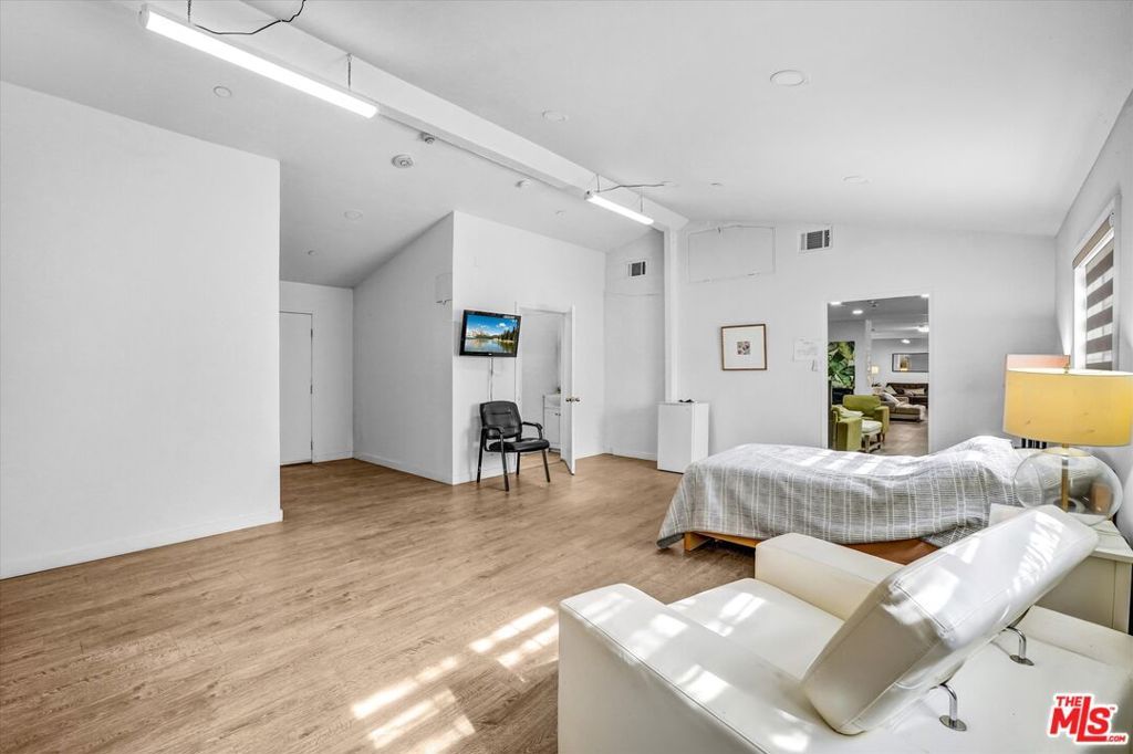 Image 14 of property listing at 4669 W Olympic Boulevard, Los Angeles, CA 90019