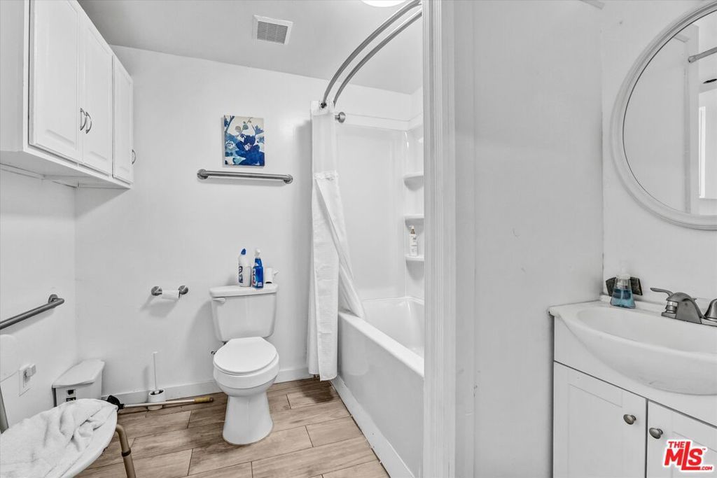 Image 15 of property listing at 4669 W Olympic Boulevard, Los Angeles, CA 90019