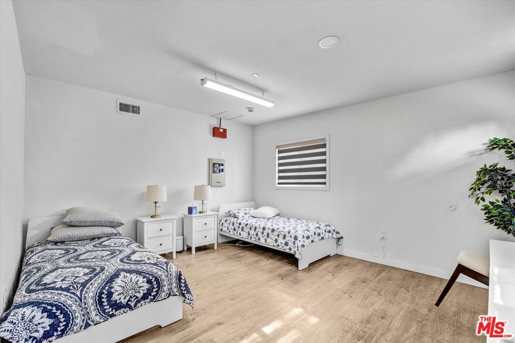 Image 21 of property listing at 4669 W Olympic Boulevard, Los Angeles, CA 90019