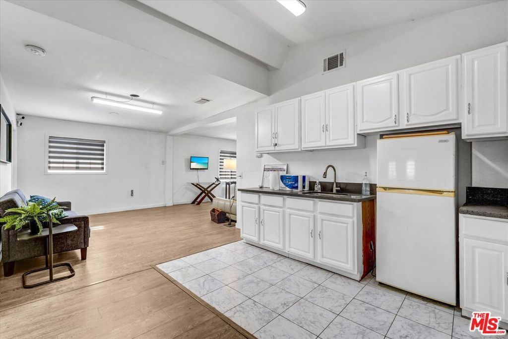 Image 26 of property listing at 4669 W Olympic Boulevard, Los Angeles, CA 90019