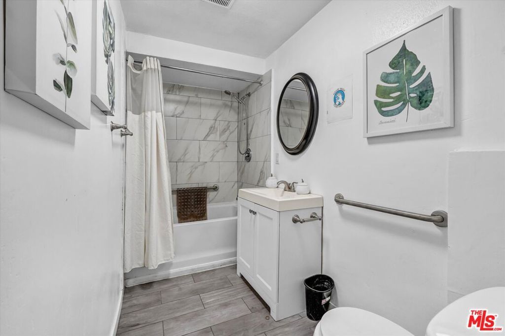 Image 27 of property listing at 4669 W Olympic Boulevard, Los Angeles, CA 90019