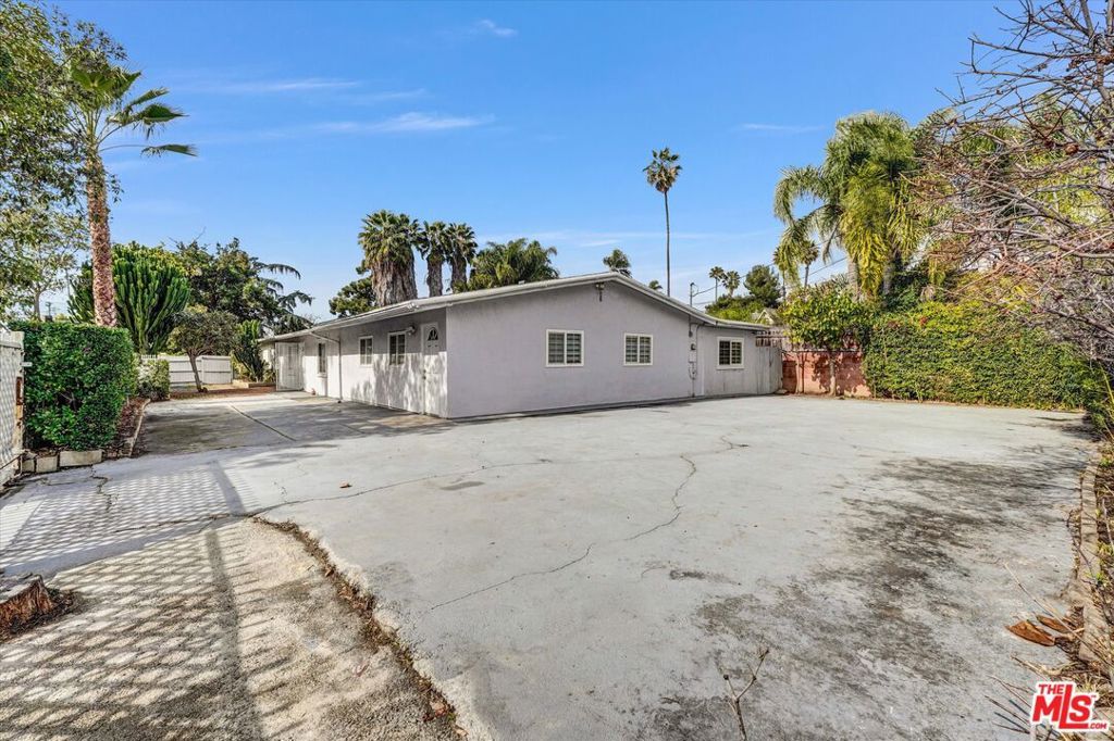Image 3 of property listing at 4669 W Olympic Boulevard, Los Angeles, CA 90019