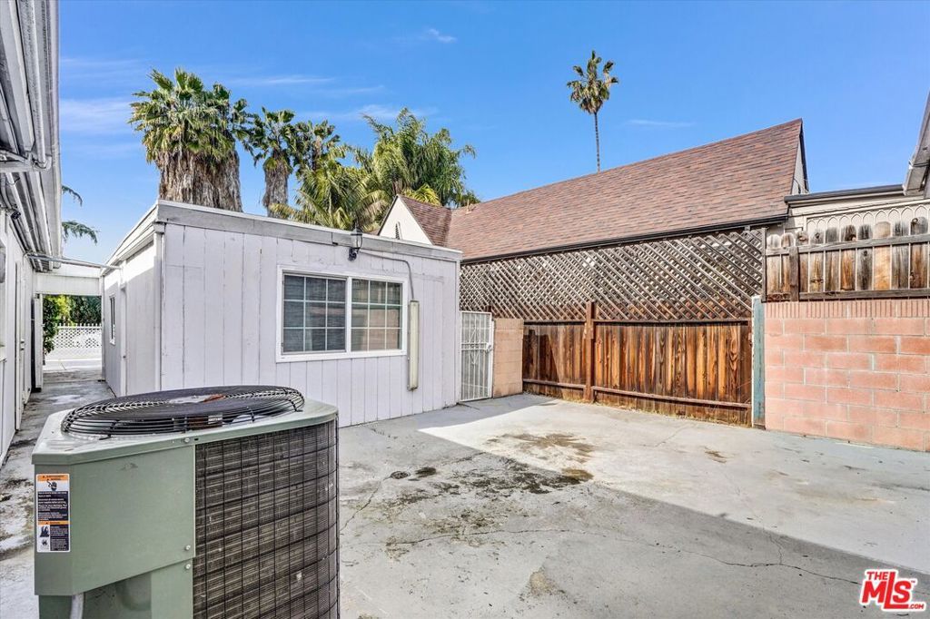 Image 33 of property listing at 4669 W Olympic Boulevard, Los Angeles, CA 90019