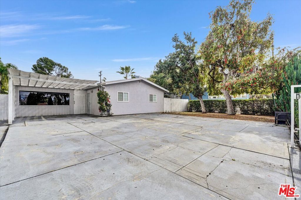 Image 4 of property listing at 4669 W Olympic Boulevard, Los Angeles, CA 90019