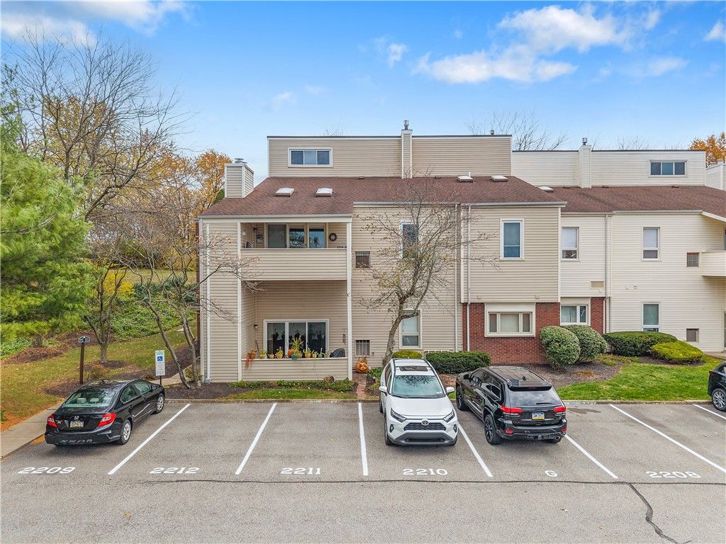 2212 Kenzie Drive, Robinson Twp, PA 15205